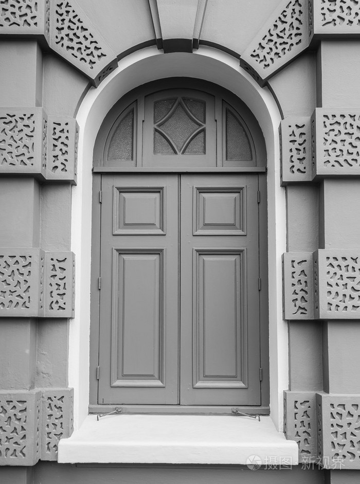 紧闭的木制大门欧式风格的黑白视图