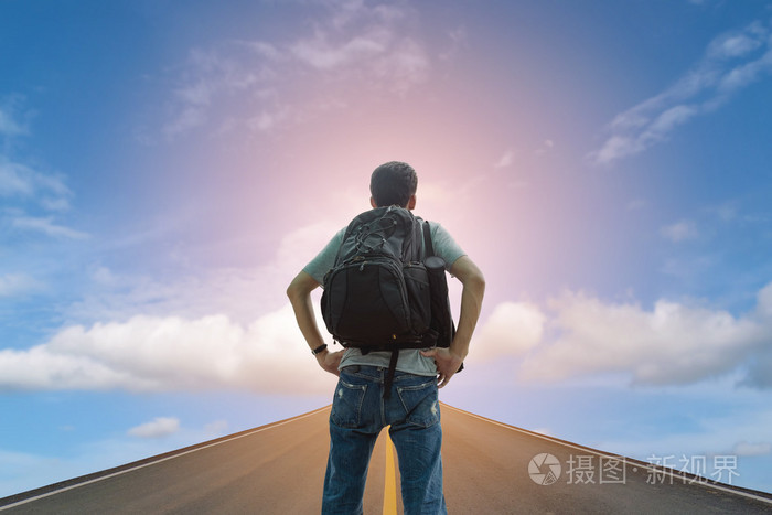 站在路上的背包客