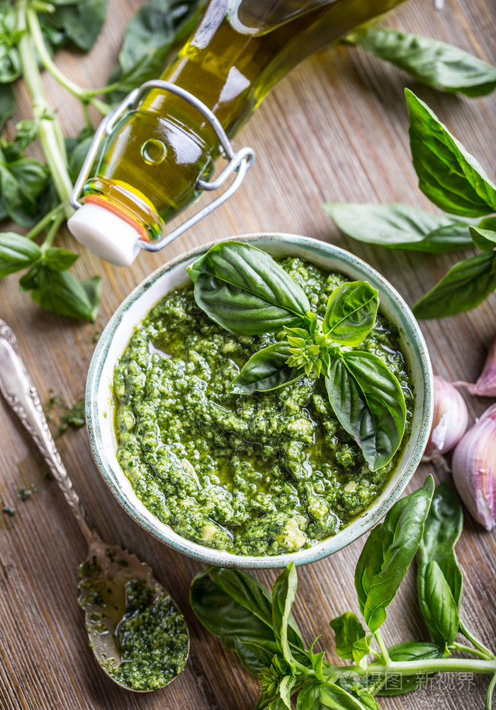 木桌上新鲜罗勒叶罗勒酱