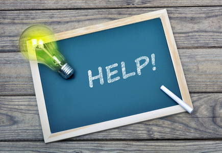 女商人在黑板上捣乱我们需要你,信息向黑板需要帮助的概念马来毕业的