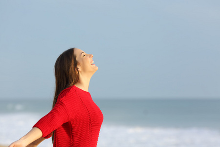 女人在红呼吸新鲜空气照片