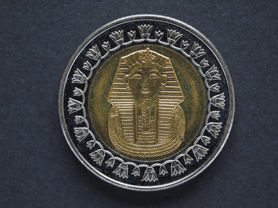 一枚埃及镑币,上面印着法老图坦卡蒙的画像照片