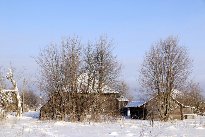 在一个冬天的日子和雪的村庄