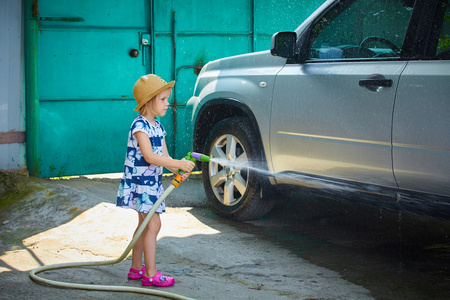 小女孩帮助她的父母去洗车图片