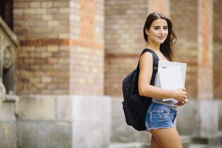 女大学生微笑着拿着本书图片