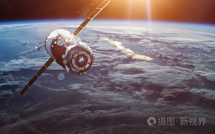 宇宙飞船发射到太空. 这幅图像的元素由美国宇航局提供.
