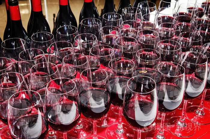 眼镜和瓶的红酒鸡尾酒宴会桌上