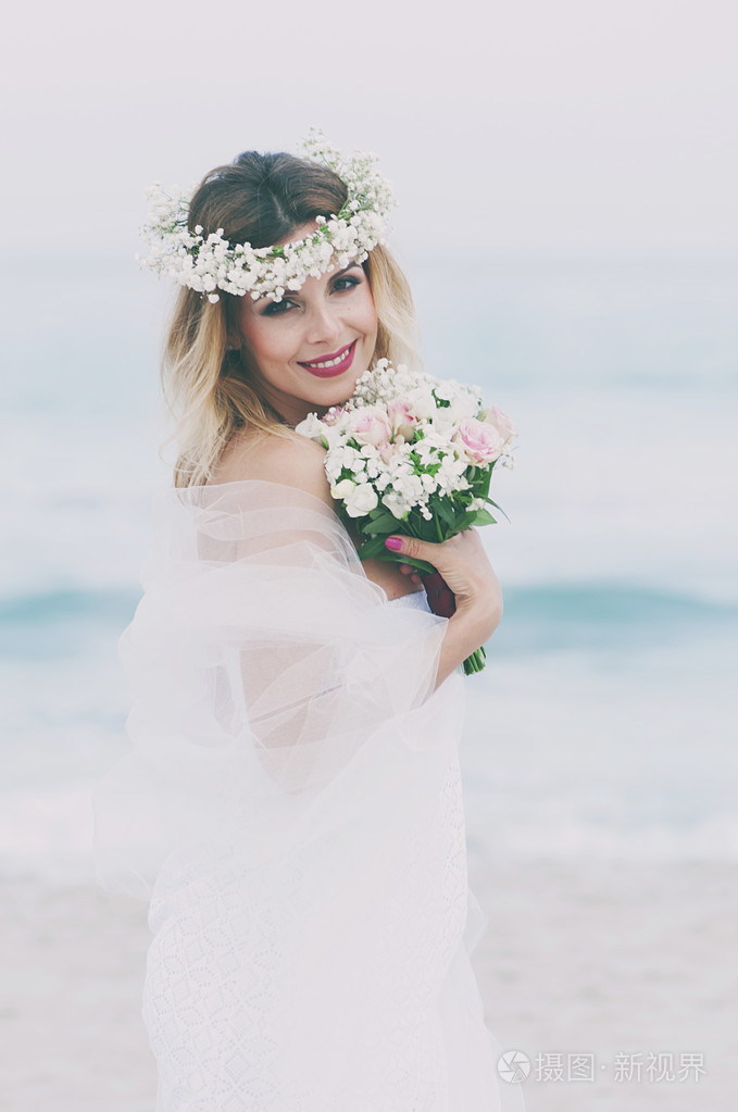 穿着白色婚纱的美丽金发未婚妻