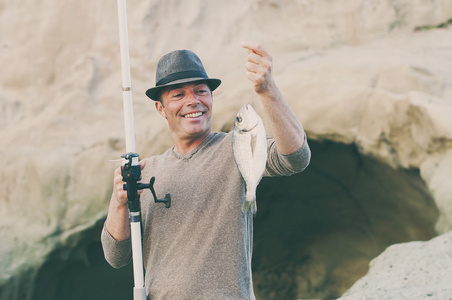 男人去钓鱼图片