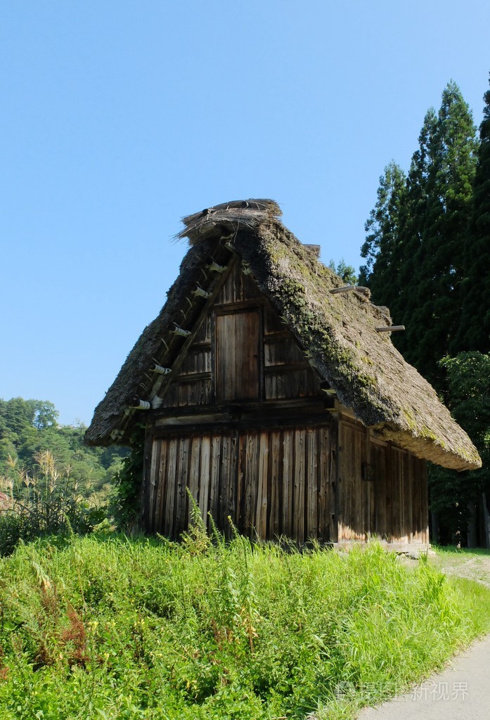 在农村小屋