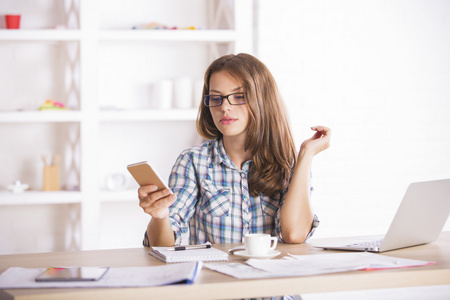 办公室的女人介绍智能手机图片