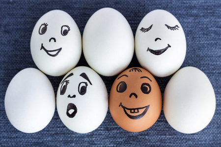 与脸的搞笑鸡蛋,一支是红色,另一个惊喜插画