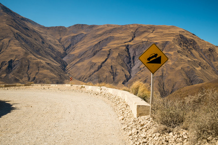 陡峭的道路上的警告标志图片