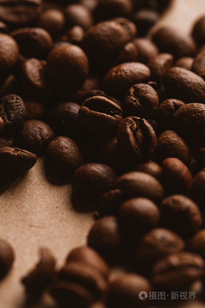 轻型纸上的黑咖啡豆特写