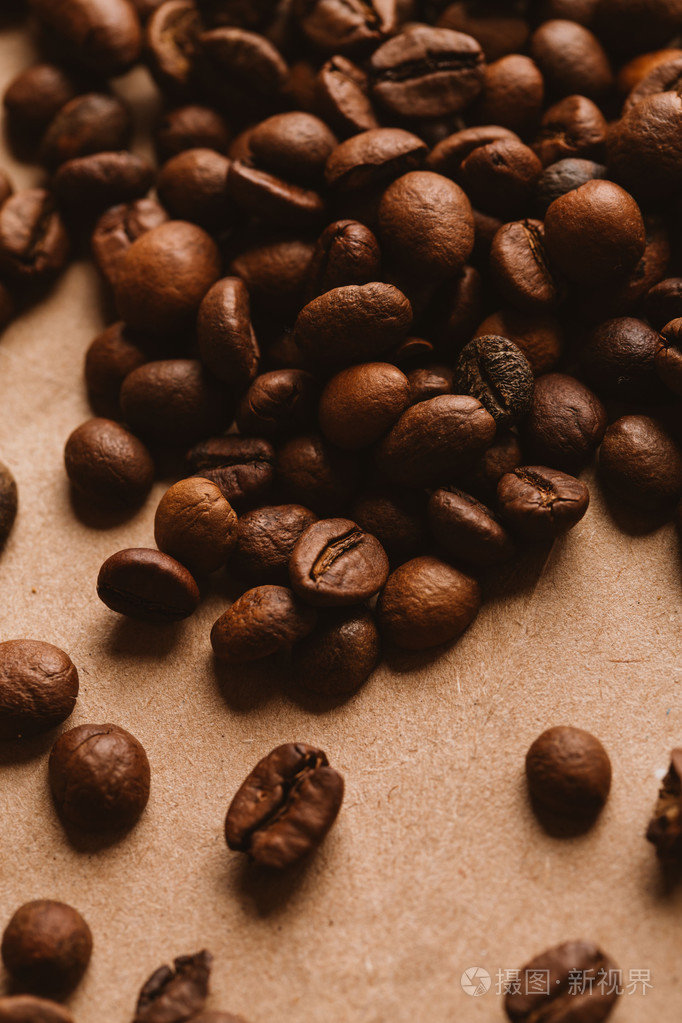 轻型纸上的黑咖啡豆特写