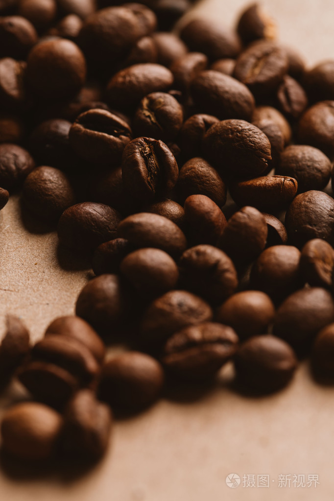 轻型纸上的黑咖啡豆特写