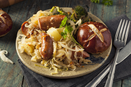 大杯啤酒,一盘香肠和酸菜烤的香肠配酸菜和土豆香肠, 德式和酸菜香肠