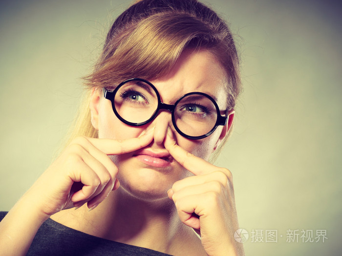 女孩捏她的鼻子因为臭臭