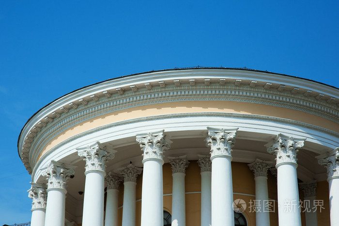 在古典风格建筑的立面上的白色柱子