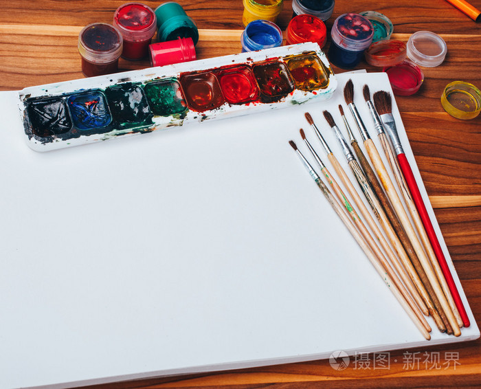 专辑的素描水彩颜料和画笔