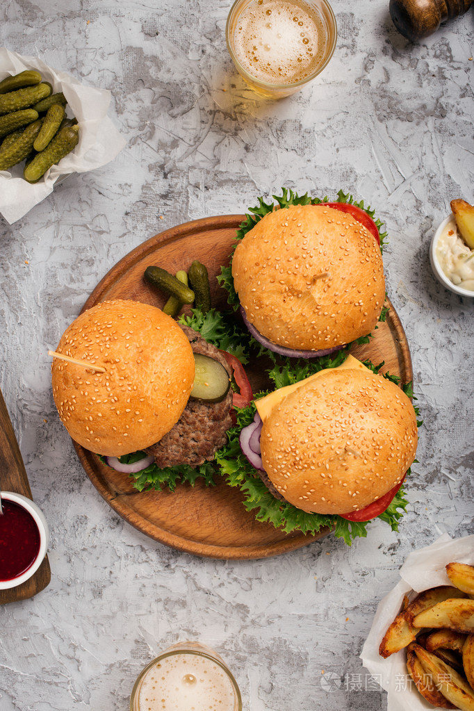 三个新鲜自制不同汉堡上圆木板