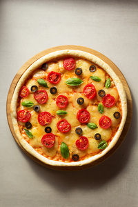 在表表面的意大利披萨图片