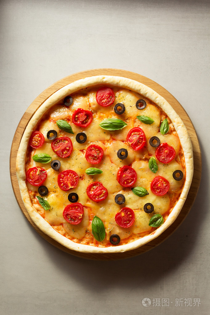 在表表面的意大利披萨