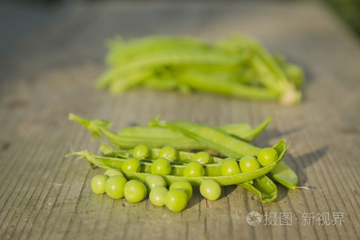 豌豆荚木制的桌子上