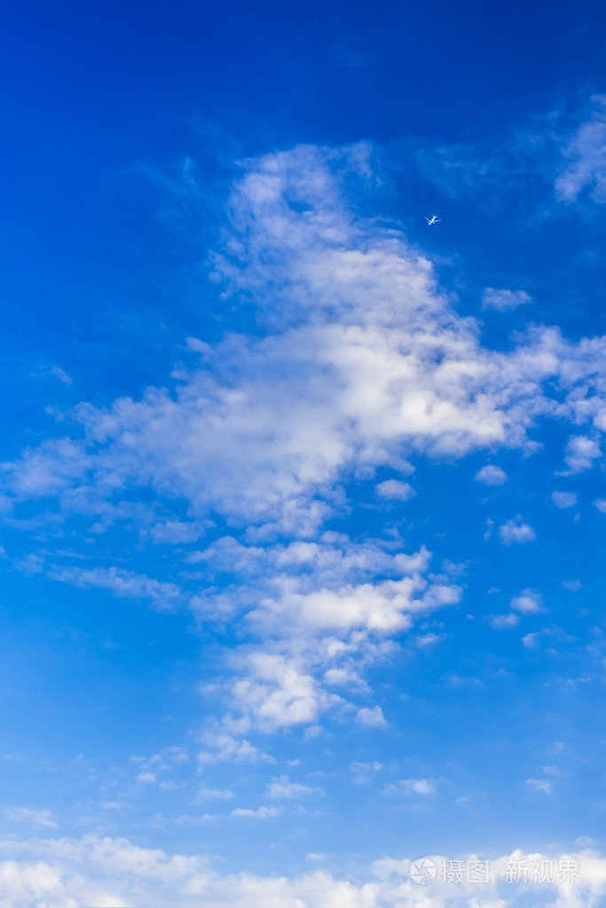 蓝蓝的天空背景与白云和飞机