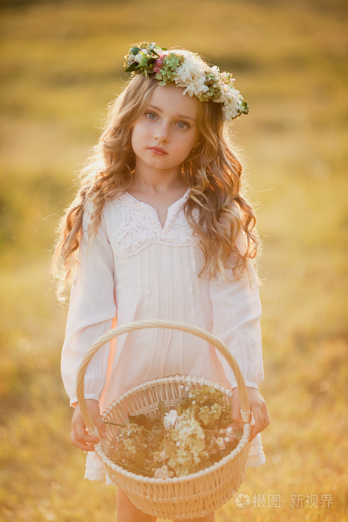 在森林里的小女孩