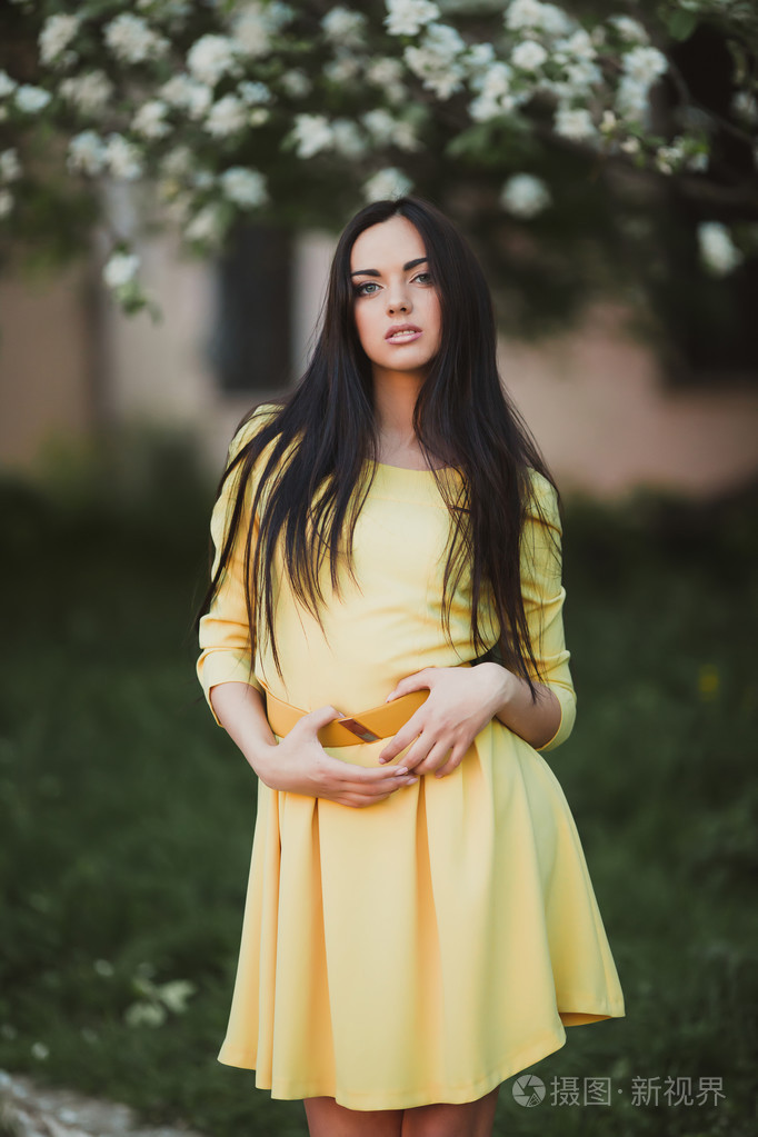 黄色衣服的年轻女人