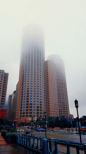 有雾摩天高楼图片