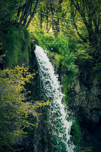 小山河瀑布图片