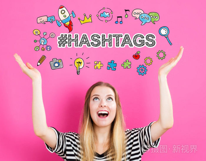 Hashtags 概念和年轻的女人在一起