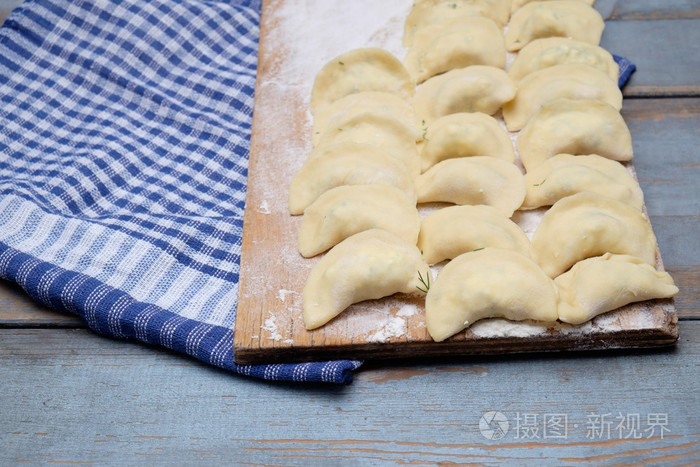 Vareniki 饺子，饺子形馅饼之前沸腾