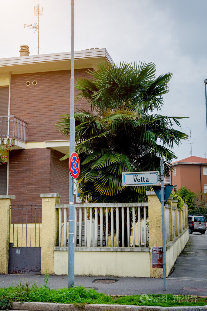 掌上一条街道的拐角处和道路标志.色调