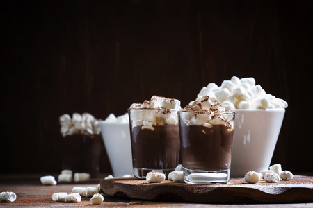 冬季巧克力甜点和果汁软糖图片