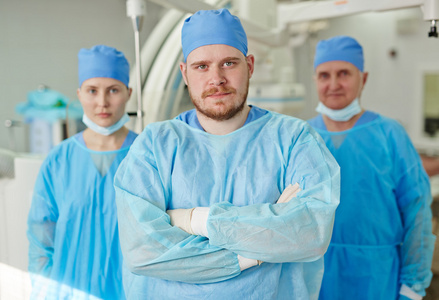 外科医生和他的团队的肖像图片