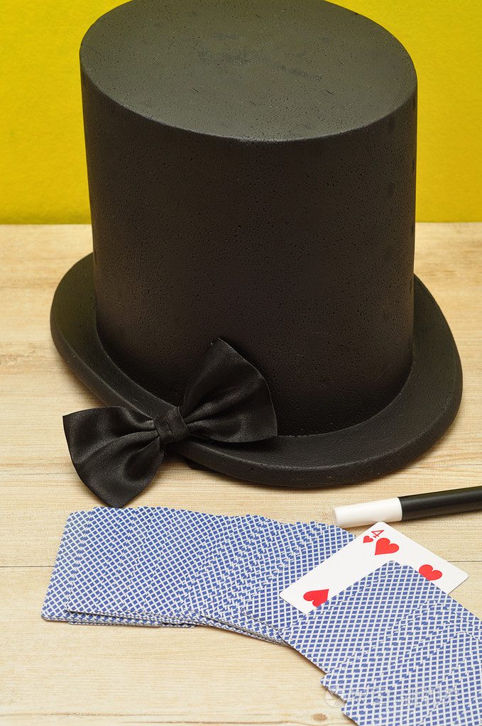 魔术师的帽子显示有一根魔杖领结和卡