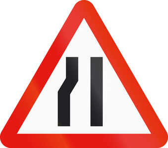 道路标志使用在西班牙-在左边车道变窄照片