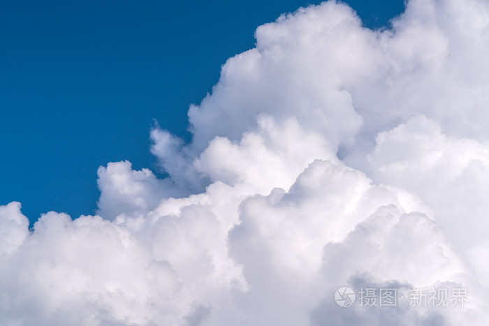 夏季田园 cloudscape 有清晰的白色云