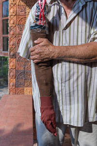 亚洲老人用一只手和手臂假肢照片