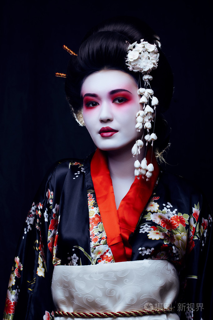 年轻漂亮的艺伎和服与樱花和装饰