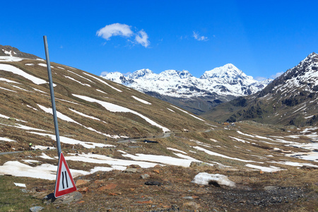 公路阿尔卑斯山加维亚经过公路的全景视图与 gran zebru 和 ortler