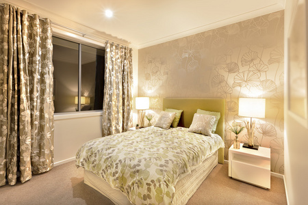 现代卧室大床房由表灯照亮图片