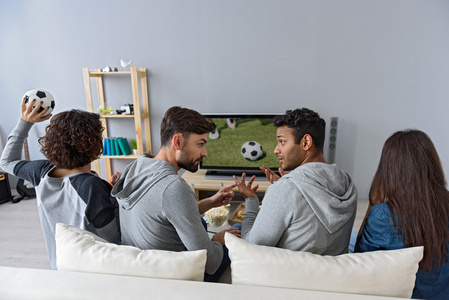 四个年轻朋友在电视上娱乐图片