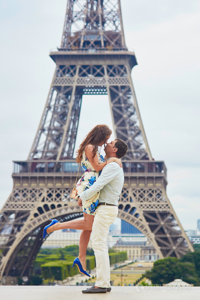 浪漫恩爱的夫妻在埃菲尔铁塔附近有个约会