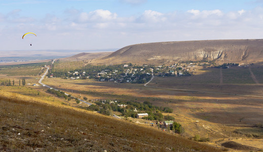 村庄坐落在一个山谷低山之间图片