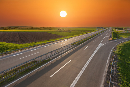 绿色公路车道图片-绿色公路车道素材-绿色公路车道插画-摄图新视界