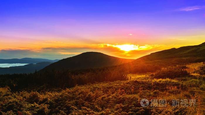 风景如画的日出早晨黎明在喀尔巴泰山区乌克兰